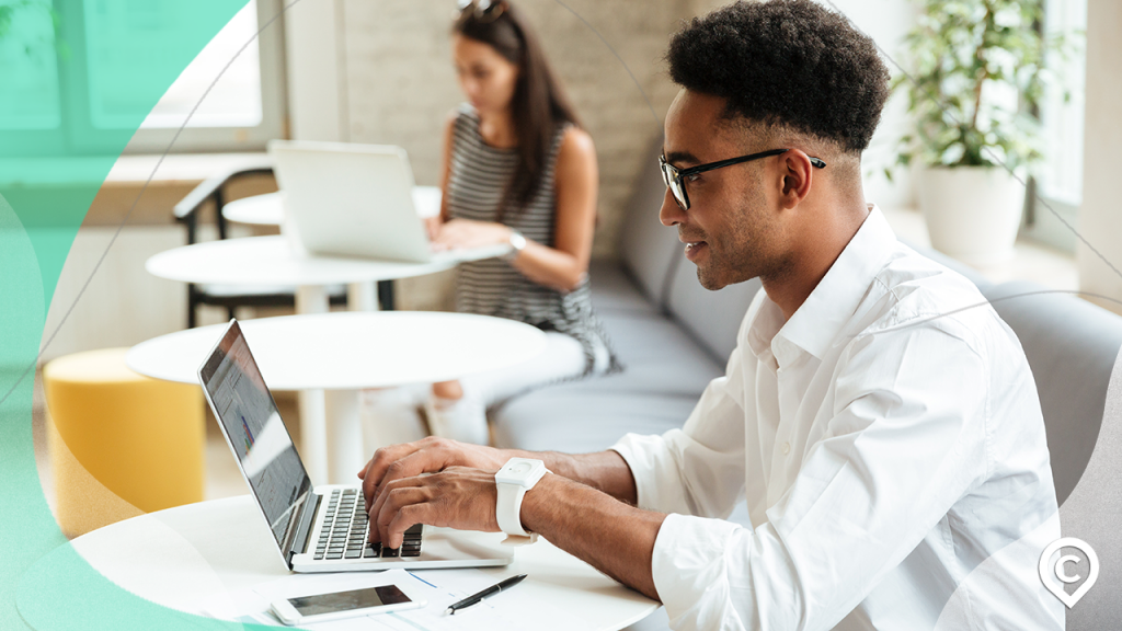 homem trabalhando num coworking