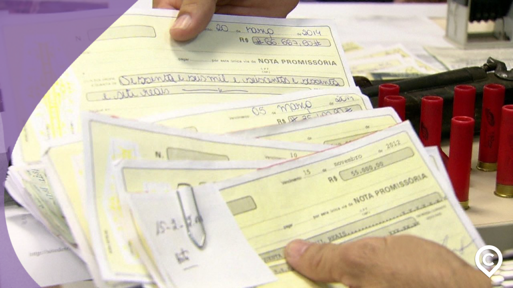 várias notas promissórias na mesa