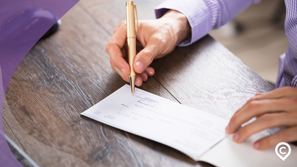 homem assinando nota promissória