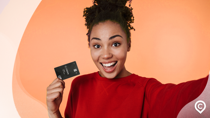 mulher com cartão de crédito cresol