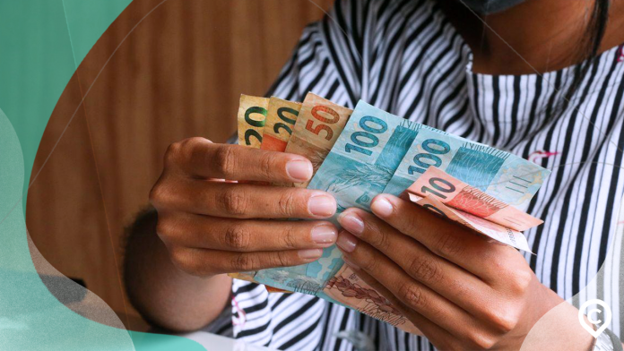 pessoa recebendo décimo terceiro 2021