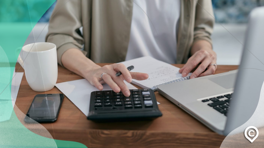 pessoa calculando valor do décimo terceiro 2021