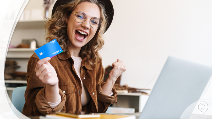 mulher com cartão magazine luiza platinum