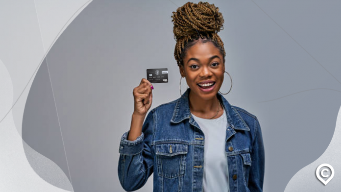 mulher com cartão safra