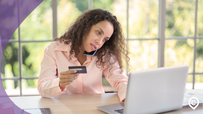 mulher pedindo estorno no cartão de crédito