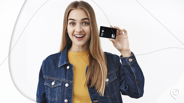 mulher com cartão xp