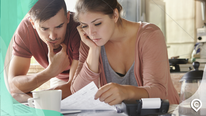 casal buscando empréstimo para desempregado