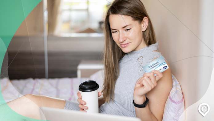 mulher com cartão senff