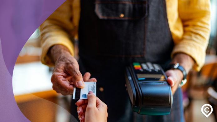 pessoa usando o limite emergencial do cartão de crédito