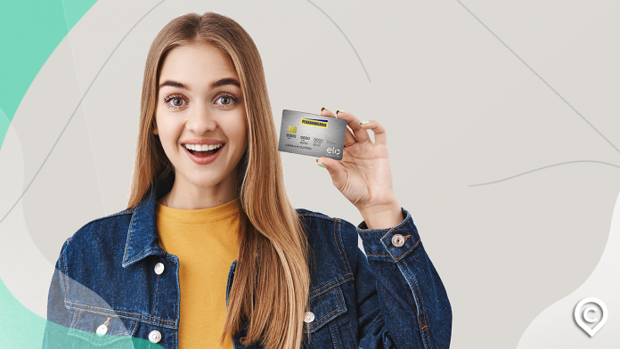 mulher com cartão de crédito pernambucanas