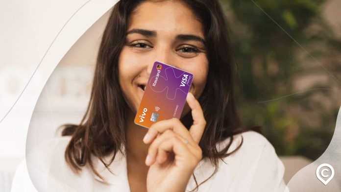 mulher com vivo cartão de crédito