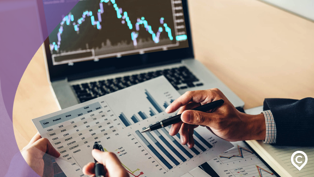 investidor analisando marcação a mercado