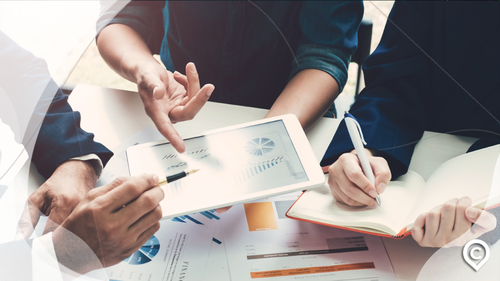 agente autônomo de investimentos em reunião com clientes