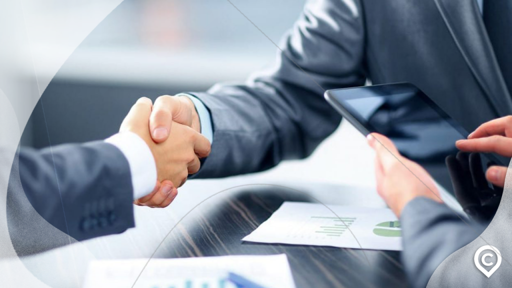 homem e banco de investimento fechando negócio