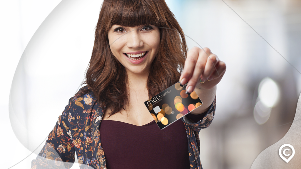 mulher com cartão da loja renner