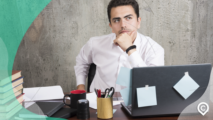 homem pensando qual a diferença entre empréstimo e financiamento