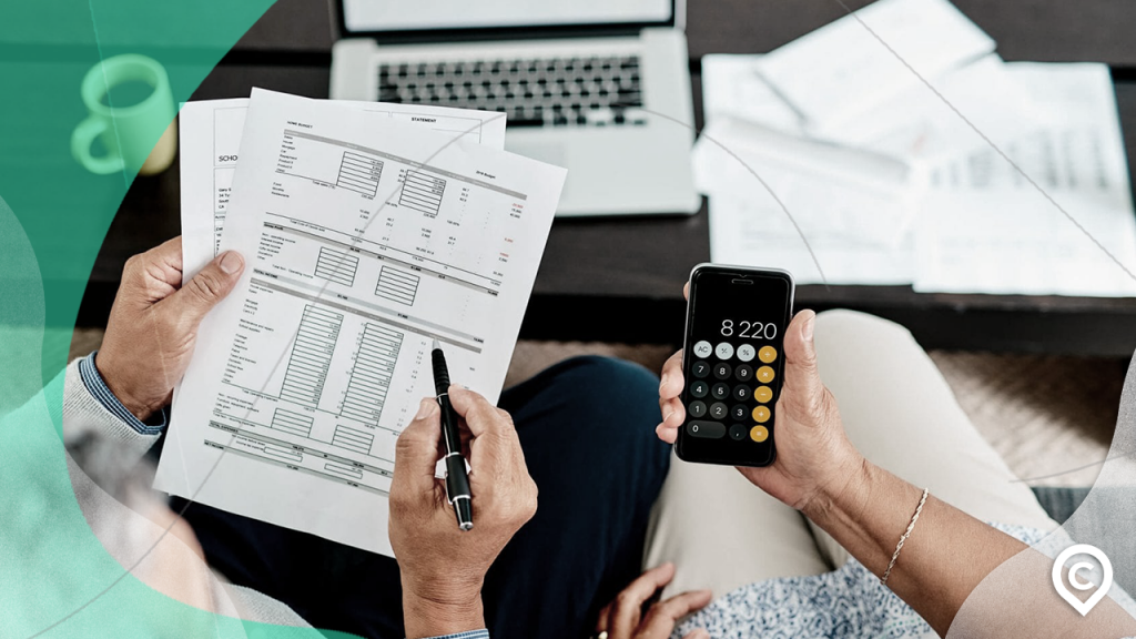 casal fazendo cálculo para escolher entre empréstimo e financiamento