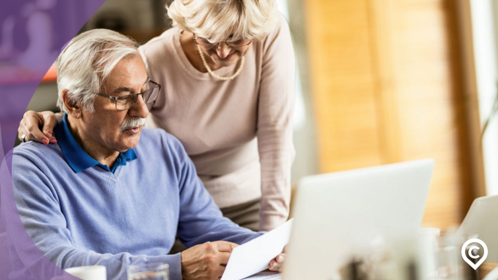 idosos analisando a aposentadoria programada
