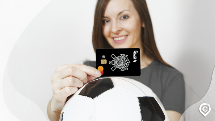 mulher com cartão do corinthians