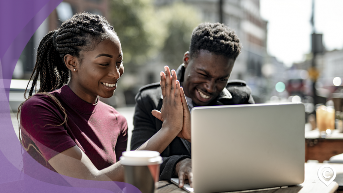casal aprendendo o que é empreendedorismo social