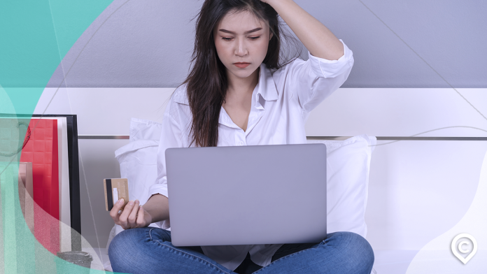 mulher fazendo compras com segurança pela internet