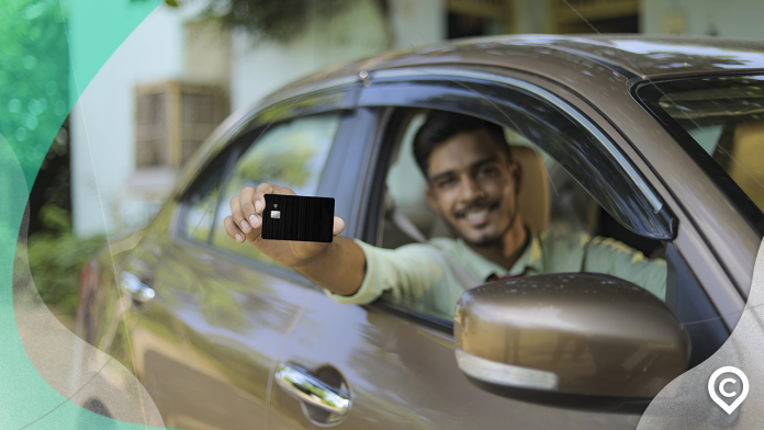 homem acaba de comprar carro no cartão de crédito