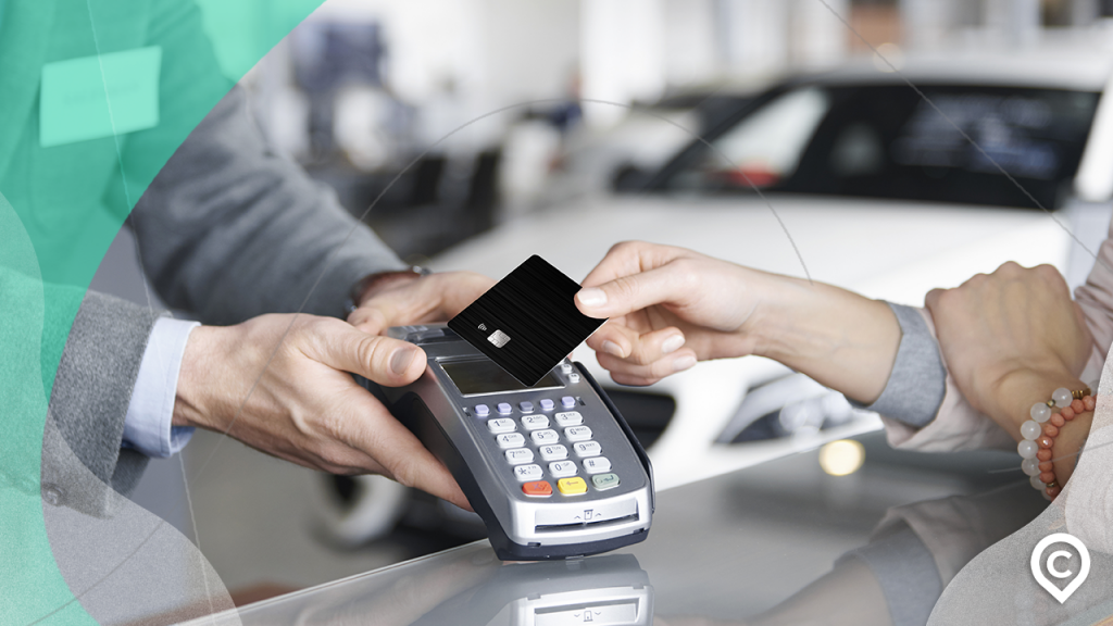 pessoa comprando carro no cartão de crédito