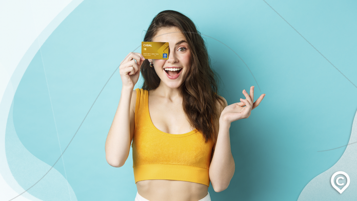 mulher segurando um cartão cabal