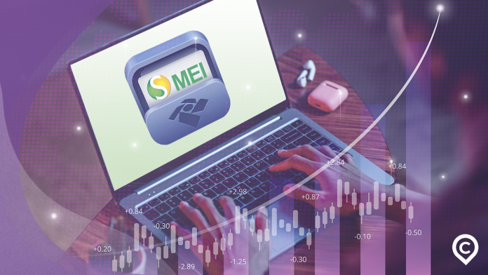 pessoa acessando site para saber o valor do das mei