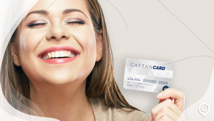 mulher segurando o seu cartão cattan card