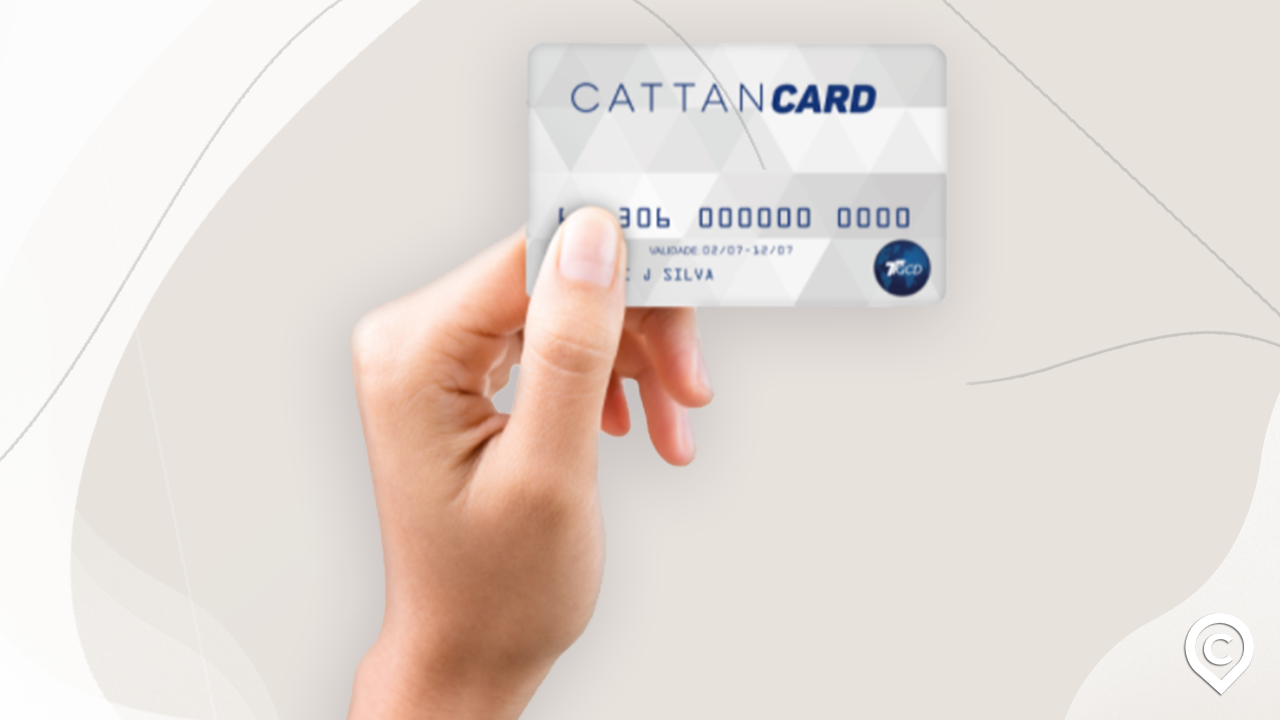 mão segurando um cartão cattan