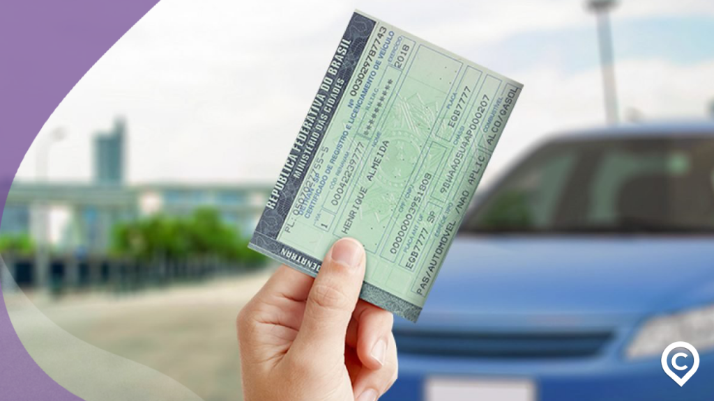 pessoa segurando a carteira de motorista