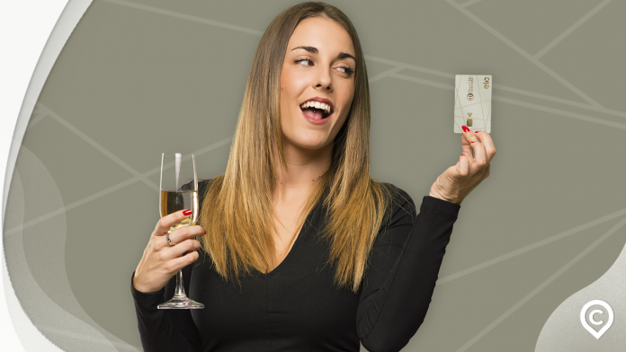 mulher com cartão de bandeira diners club