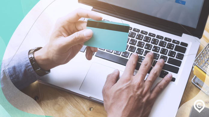 cartao-com-tarja-1 pessoa segurando um cartão com tarja