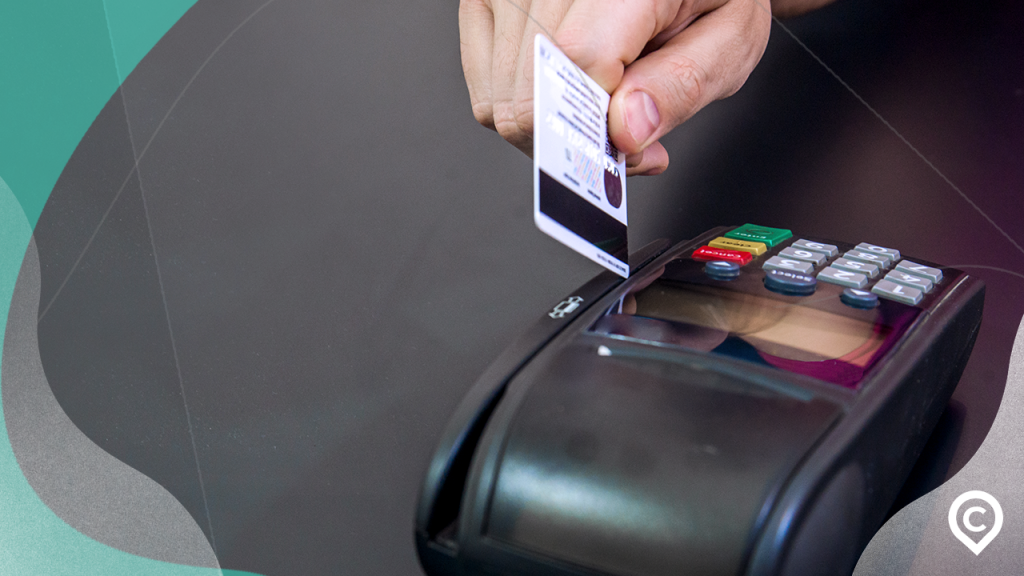 pessoa passando cartão de tarja