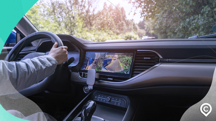 homem aprendendo como economizar gasolina no trânsito