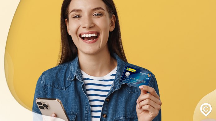 mulher segurando o cartão ipiranga