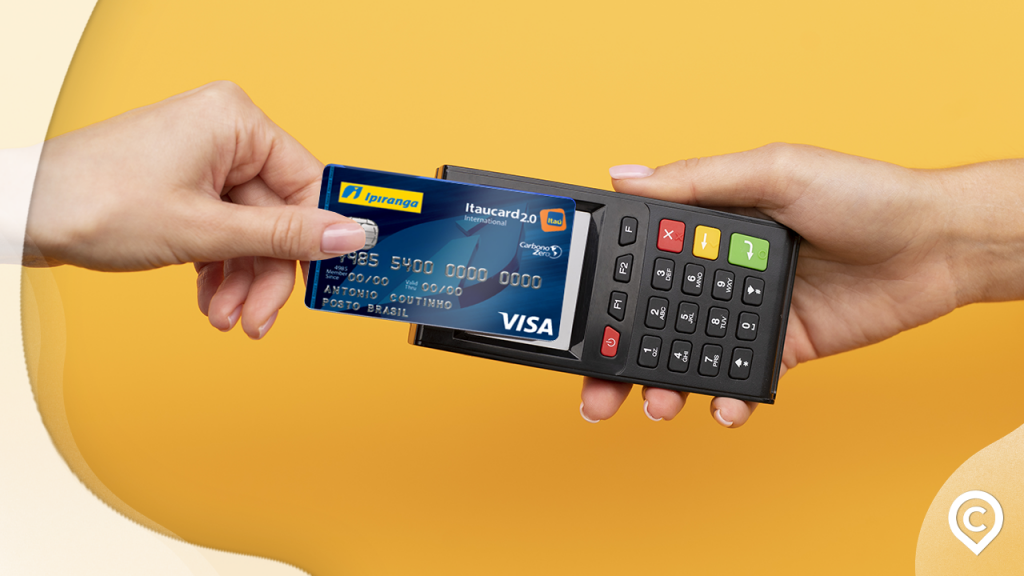 pessoa pagando por aproximação com o cartão ipiranga