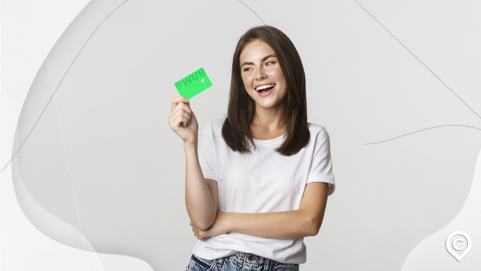cartao-de-credito-wise-1 mulher com cartão de crédito wise visa platinum