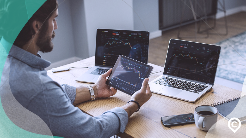 homem investindo 1000 reais em ações