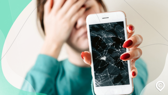 mulher preocupada sem seguro para celular