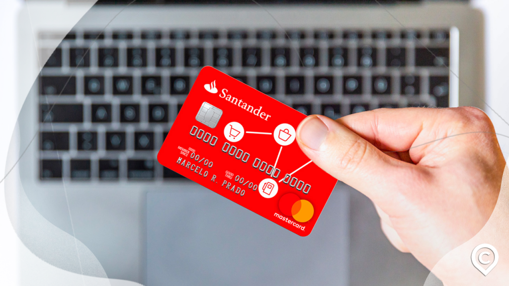 pessoa segurando cartão santander