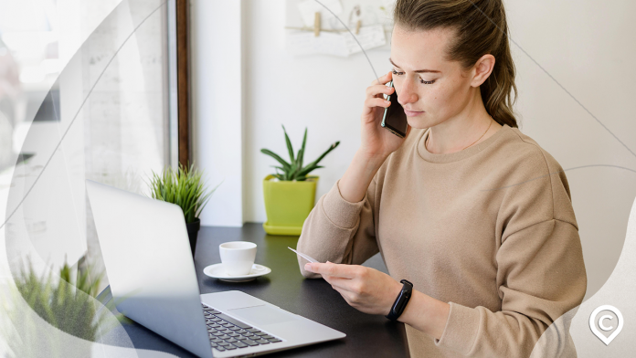 mulher cancelando cartão santander pelo telefone