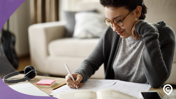 mulher estudando como ser mais produtiva