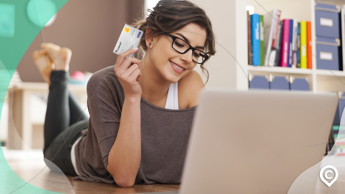 cartao-gbarbosa-1 mulher com cartão gbarbosa