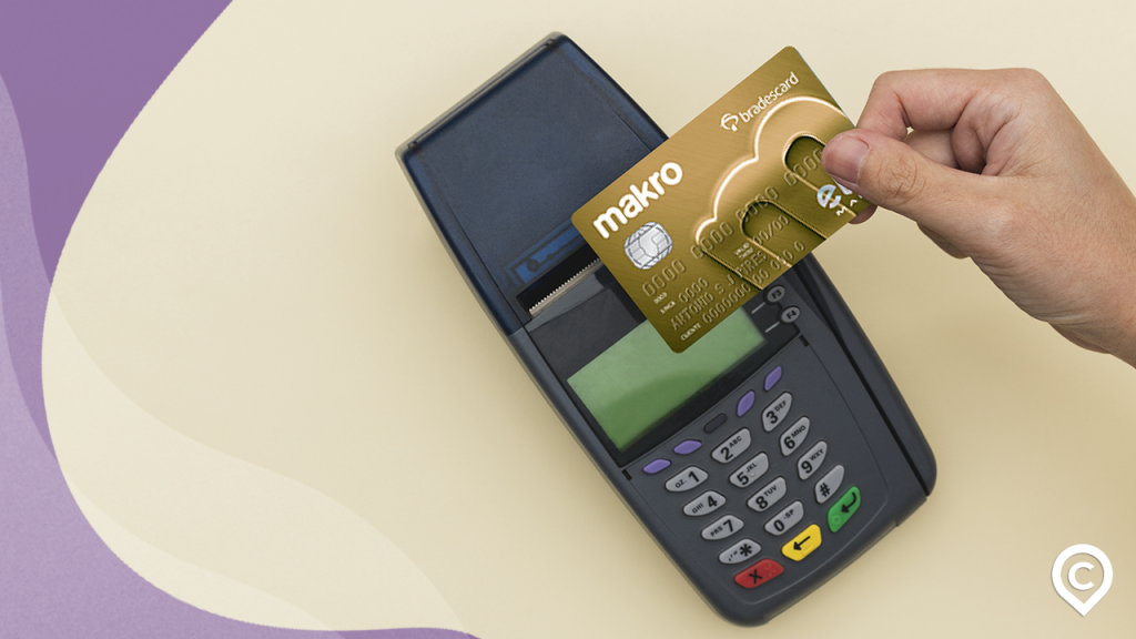 pessoa aproximando cartão makro da maquineta