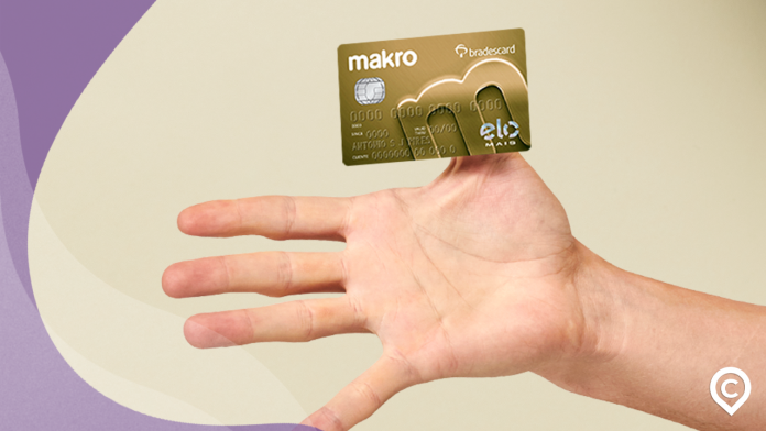 cartao-makro-5 mão apoiando um cartão makro elo