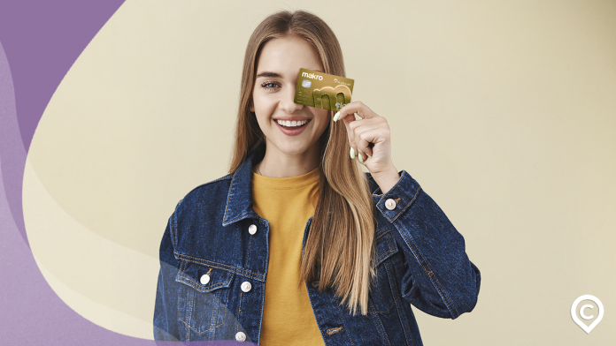 cartao-makro-1 mulher com cartão makro