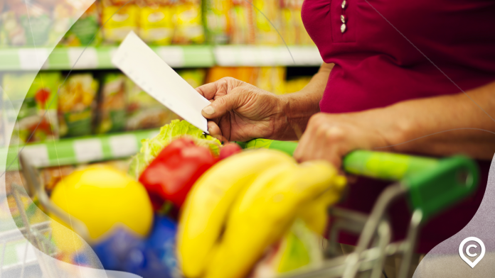 pessoa com lista de compras no supermercado