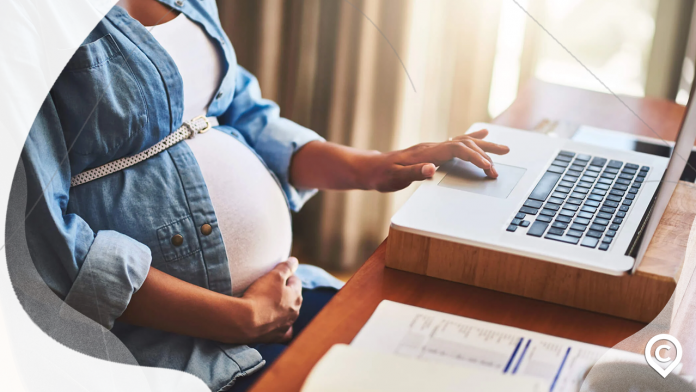 grávida pesquisando quanto custa ter um filho
